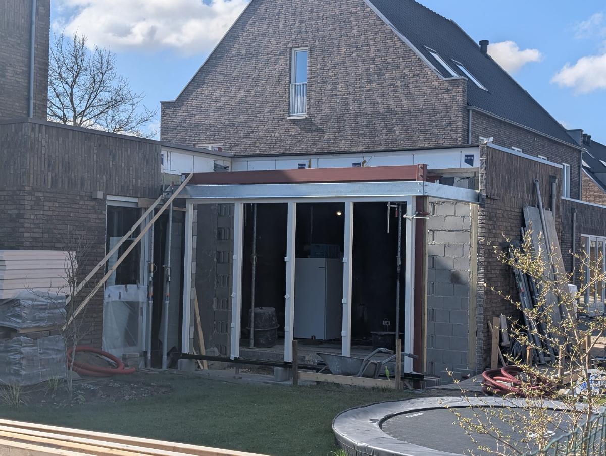 De uitbouw in aanbouw