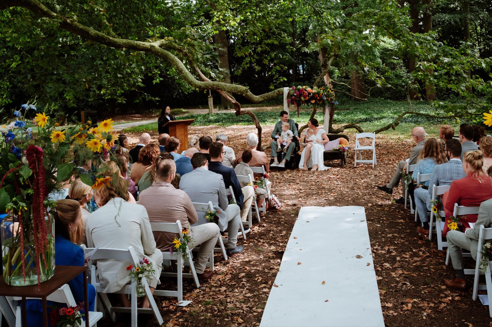 De ceremonie onder de boom, met alle gasten