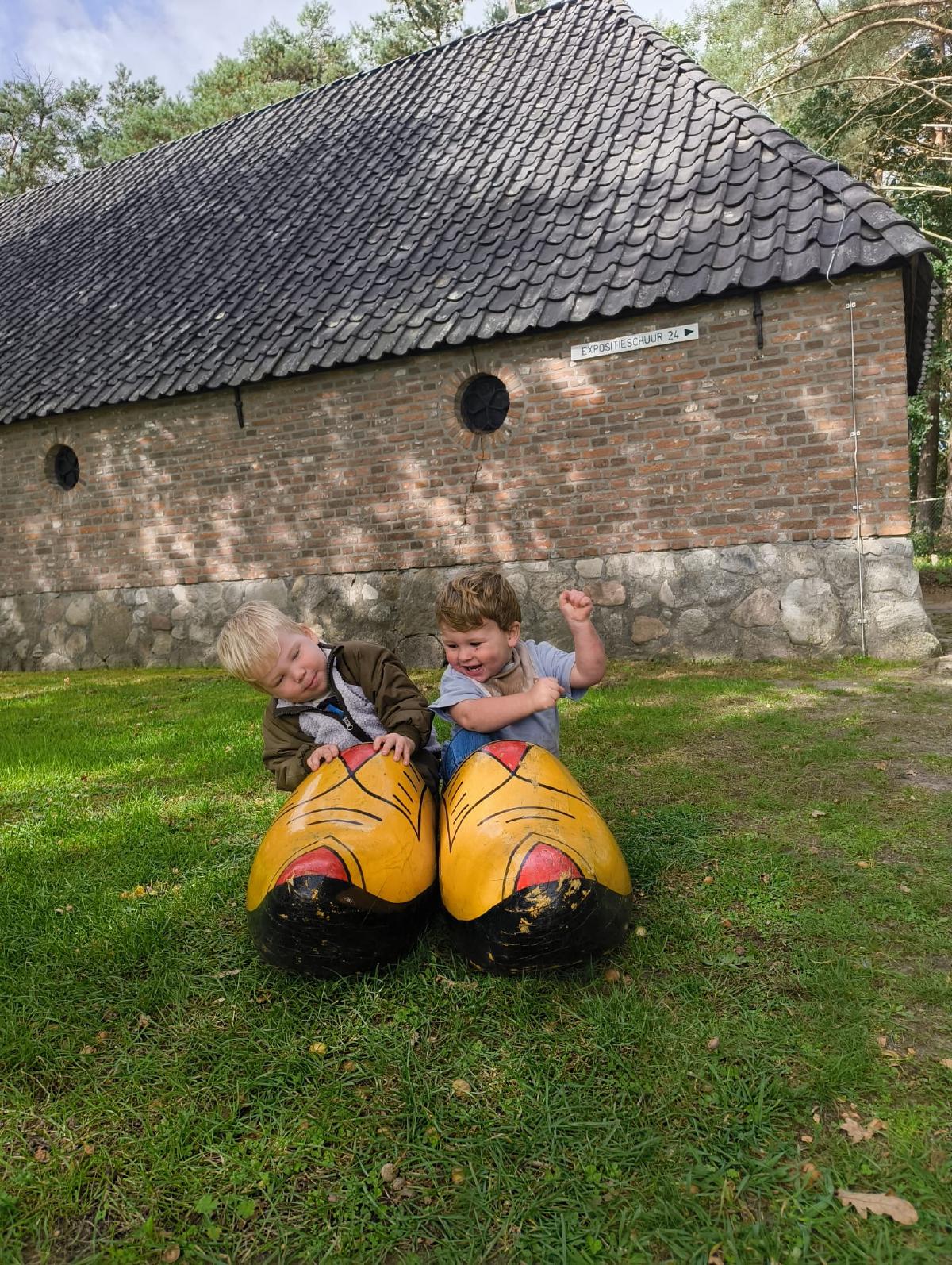 In de klompen in het openluchtmuseum