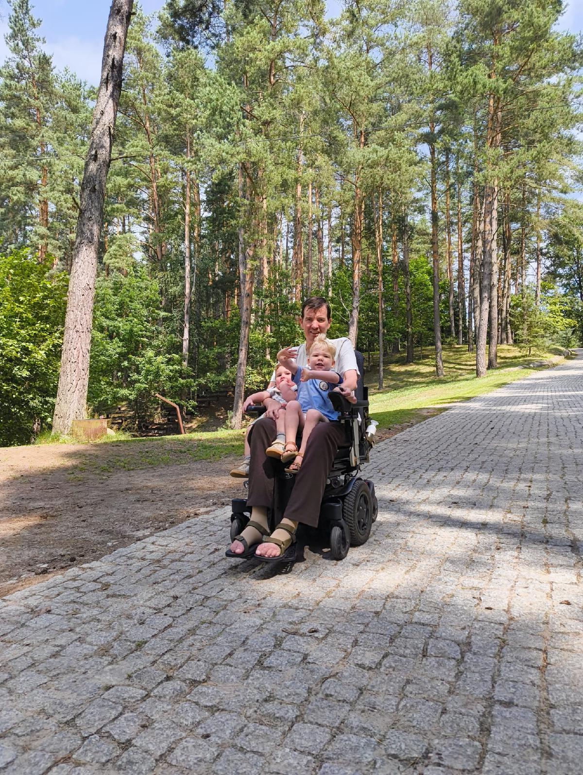 Met Tuur en neefje Jens op schoot in Litouwen
